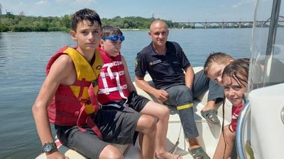 У Дніпрі надзвичайники доставили на берег чотирьох дітей У Дніпрі надзвичайники доставили на берег чотирьох дітей