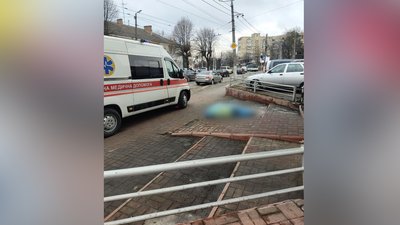 У Житомирі на вулиці Перемоги лежить людина без ознак життя