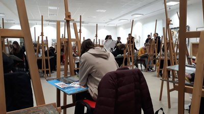 Вихованці художньої школи старанно вимальовують силует Патрона Вихованці художньої школи старанно вимальовують силует Патрона