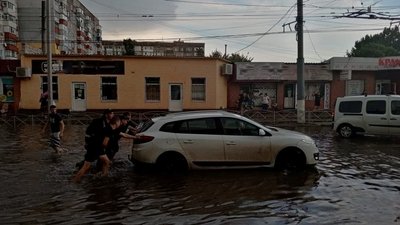 Затопило три автомобілі, впало три дерева. Рятувальники долали наслідки зливи у Кропивницькому