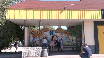 Літо на стінах: на Черкащині діти розмалювали зупинку Літо на стінах: на Черкащині діти розмалювали зупинку
