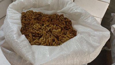 Волоські горіхи половинками Волоські горіхи половинками