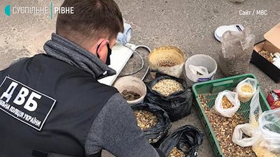 Чергові "бурштинові обшуки" на Рівненщині: виявили каміння на 700 тисяч гривень