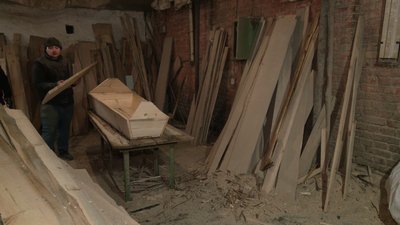 "Ми стараємося не жартувати": історія Віктора Мазурка з Рівненщини, який виготовляє труни "Ми стараємося не жартувати": історія Віктора Мазурка з Рівненщини, який виготовляє труни