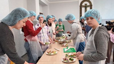 У тернопільському "Карітасі" підлітків вчать правильно харчуватися