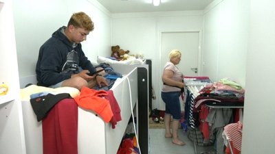 Максим Бензя з мамою у модульному містечку Максим Бензя з мамою у модульному містечку