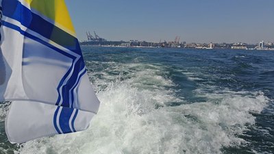 Корабель ВМС України, який отримав пошкодження в Чорному морі, доставили в Одесу