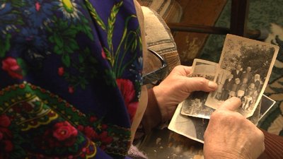 Літня волинянка в'яже теплі шкарпетки солдатам і передає записки на передову Літня волинянка в'яже теплі шкарпетки солдатам і передає записки на передову