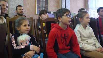 Актори вінницького театру ляльок влаштовують благодійні вистави для дітей-переселенців Актори вінницького театру ляльок влаштовують благодійні вистави для дітей-переселенців