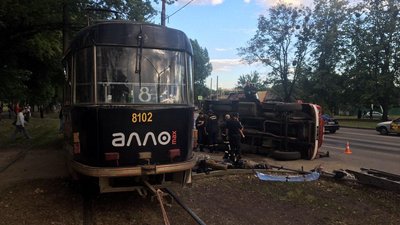 У Харкові трамвай зіткнувся з машиною ДСНС: травмованих немає, ускладнений рух