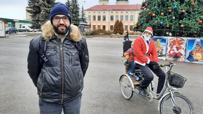 Житель Тернопільщини катає дітей на велосипеді в костюмі Діда Мороза
