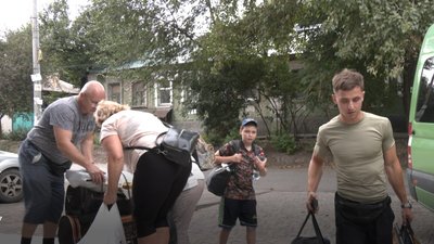Музикант з Дніпра допомагає людям виїхати з Донеччини Музикант з Дніпра допомагає людям виїхати з Донеччини