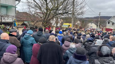 У громаді на Тернопільщині попрощалися із загиблим бійцем У громаді на Тернопільщині попрощалися із загиблим бійцем