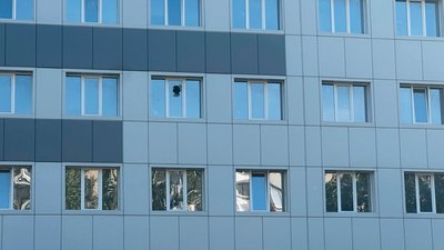 Наслідки атаки РФ по території лікарні в Запоріжжі