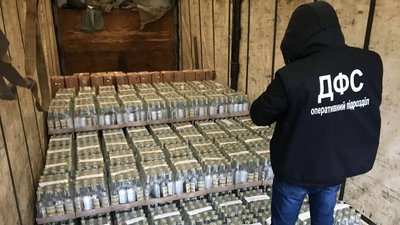 Фіскальна служба Запоріжжя виявила 4 тисячі пляшок контрафактного алкоголю