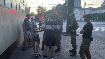 Під час рейду вручають «повістки». «Авангардівці», поліція та військові патрулюють вулиці Хмельницького