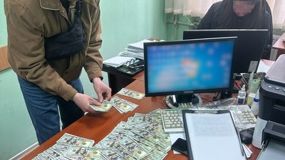Долари за непридатність до служби: у Полтаві підозрюють в ухилянських схемах адвокатку