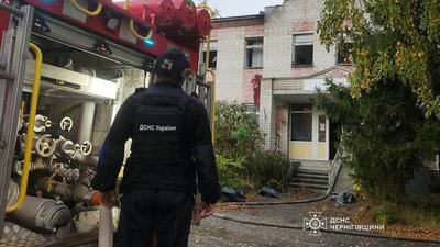 Атака на Сновськ: росіяни поцілили дроном по колишній адмінбудівлі