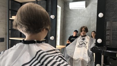 "Я хотіла зробити свій внесок у перемогу": десятирічна дівчинка з Одещини обрізала волосся, аби допомогти ЗСУ "Я хотіла зробити свій внесок у перемогу": десятирічна дівчинка з Одещини обрізала волосся, аби допомогти ЗСУ