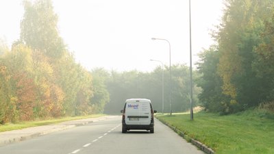 Автівка Meest їде дорогою