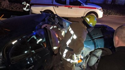 У Краматорську легковик в'їхав в електроопору: двох чоловіків вирізали рятувальники У Краматорську легковик в'їхав в електроопору: двох чоловіків вирізали рятувальники