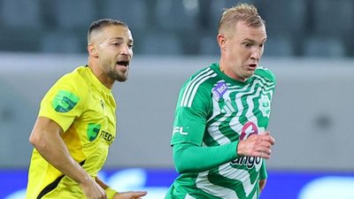 Віктор Коваленко в матчі за "Аріс" у Лізі конференцій (справа)
