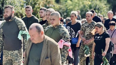 Назавжди 23: у громаді на Черкащині "живим коридором" зустріли загиблого воїна Назавжди 23: у громаді на Черкащині "живим коридором" зустріли загиблого воїна
