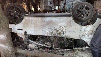 В Одесі автівка влетіла в дерево: двоє людей загинули, троє травмувалися