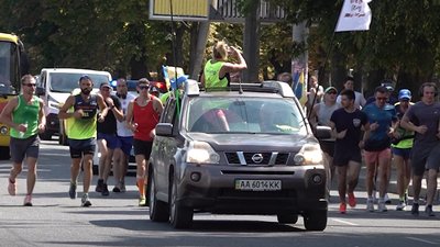 Збирають гроші для армії: Черкаси відвідали учасники ультрапробігу єдності