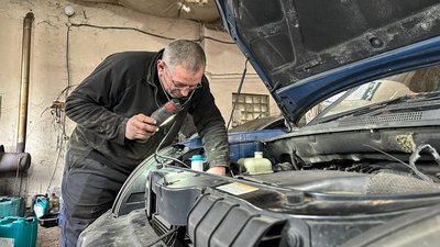 В Ужгороді волонтери ремонтують та везуть на фронт авто для ЗСУ В Ужгороді волонтери ремонтують та везуть на фронт авто для ЗСУ