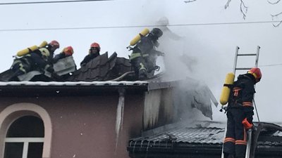 У Франківську горить будинок. Перекрили одну із центральних вулиць