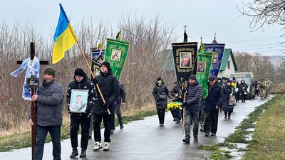 На прощання з воїном Русланом Грициною з Хмельниччини прийшли рідні, близькі та односельці