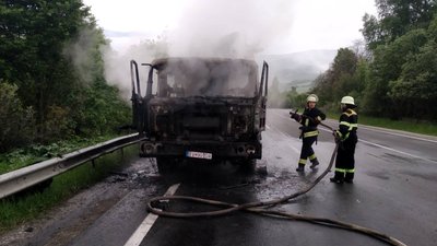 На Закарпатті на автодорозі Київ-Чоп горіла вантажівка На Закарпатті на автодорозі Київ-Чоп горіла вантажівка
