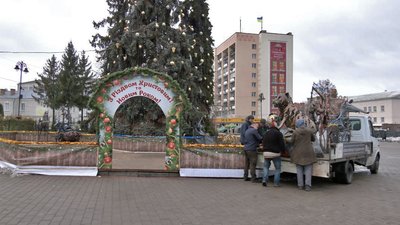 У центрі Луцька встановили ковані новорічні скульптури. Серед них – 300-кілограмовий тигр У центрі Луцька встановили ковані новорічні скульптури. Серед них – 300-кілограмовий тигр