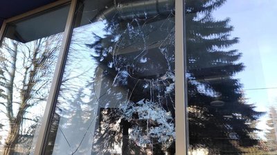 У Рівному розбили вітрину офісу партії "Європейська Солідарность"