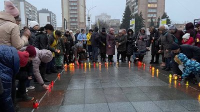 Запалили свічки скорботи: у Черкасах вшанували жертв Голодоморів Запалили свічки скорботи: у Черкасах вшанували жертв Голодоморів