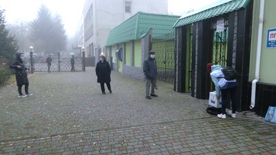 Вибори у Рівному: як відкривали дільницю Вибори у Рівному: як відкривали дільницю