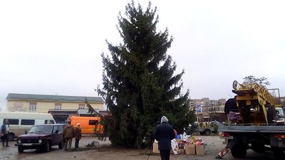 У Знам'янці, що у Кіровоградській області прикраси для міської ялинки зробили містяни