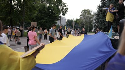 Учасники мітингу розгорнули прапор України