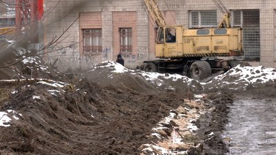 "Рили-рили й нарили": рівняни нарікають на розриту доріжку біля мосту "Рили-рили й нарили": рівняни нарікають на розриту доріжку біля мосту