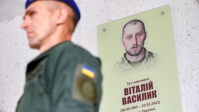 В Івано-Франківську встановили анотаційну дошку загиблому бійцю Віталію Василику