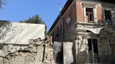 "Я нікуди не встигла вибігти. Були прильоти ще, і ще, не розуміли скільки їх". Херсонці про наслідки обстрілів "Я нікуди не встигла вибігти. Були прильоти ще, і ще, не розуміли скільки їх". Херсонці про наслідки обстрілів