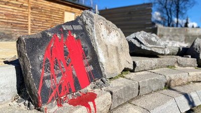 У Черкасах червоною фарбою розмалювали пам'ятник воїнам-інтернаціоналістам