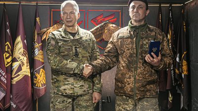Черкаського військовослужбовця нагородив Сирський