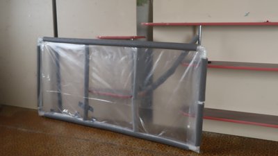 В Охтирці ремонтують пошкоджені вибухами вікна з допомогою 3D-принтера та поліетилену В Охтирці ремонтують пошкоджені вибухами вікна з допомогою 3D-принтера та поліетилену