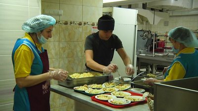 У Житомирській школі №28 учнів годують за новим меню У Житомирській школі №28 учнів годують за новим меню