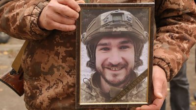 "Він любив життя" – в Охтирці на Сумщині попрощались з військовим Артемом Красічковим