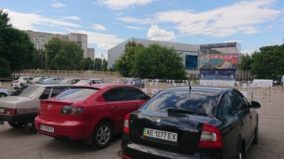 У Дніпрі проходить перший в Україні автокінофестиваль національного кіно просто неба