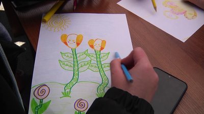 До Дня матері у Житомирі на Новому Бульварі проходить мистецька акція "Усі квіти тобі, матусю" До Дня матері у Житомирі на Новому Бульварі проходить мистецька акція "Усі квіти тобі, матусю"