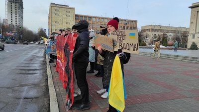"Друге Різдво в полоні": у Черкасах прикрасили ялинку та нагадали про полонених захисників "Друге Різдво в полоні": у Черкасах прикрасили ялинку та нагадали про полонених захисників